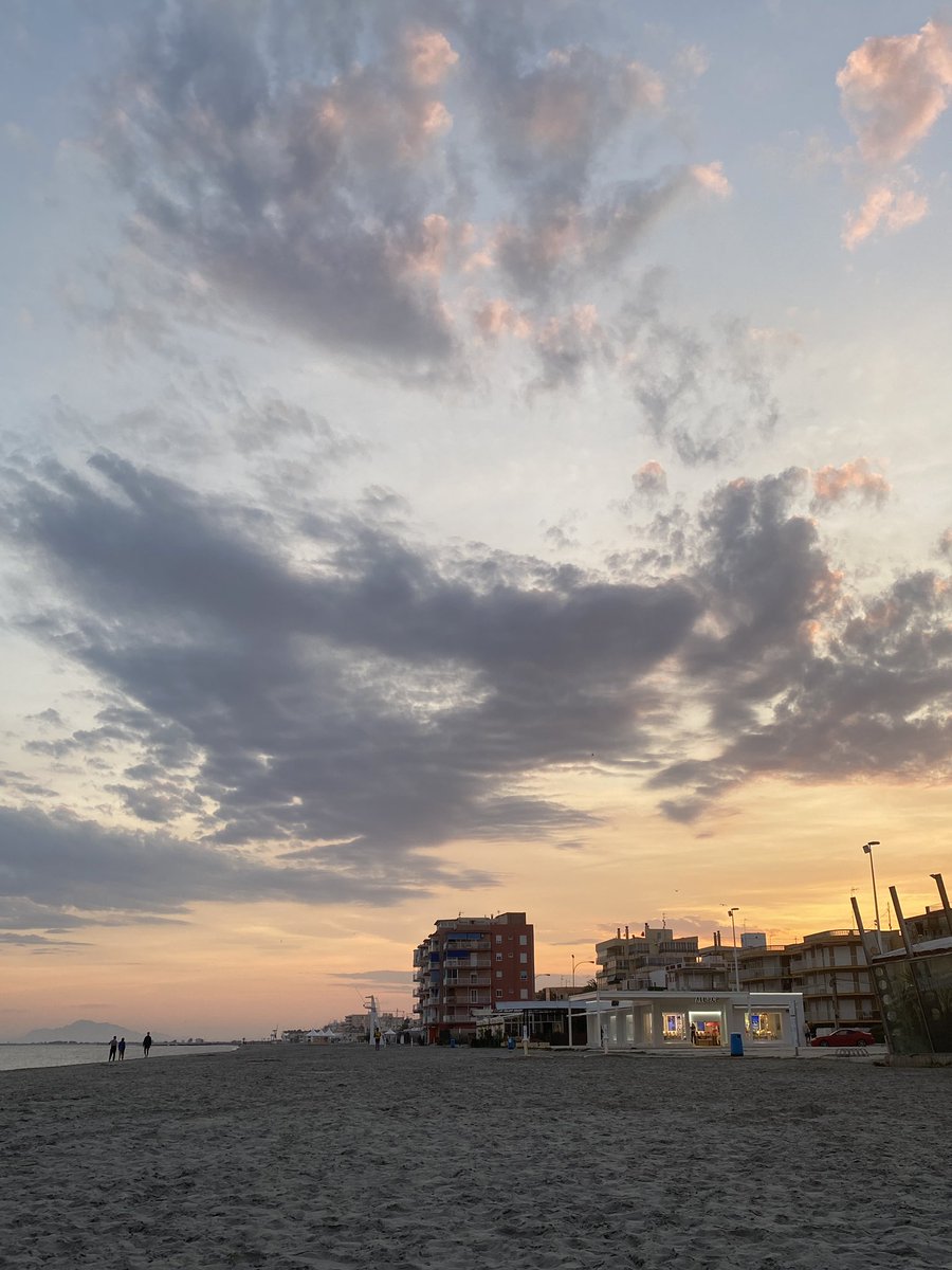 marimontanyaa's tweet photo. a vegades una soles necessita unes cerveses, la mar, oques grasses i vore com es posa el sol 🥹 https://t.co/QauB0Q2pai