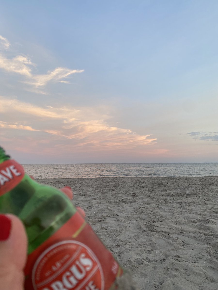 marimontanyaa's tweet photo. a vegades una soles necessita unes cerveses, la mar, oques grasses i vore com es posa el sol 🥹 https://t.co/QauB0Q2pai