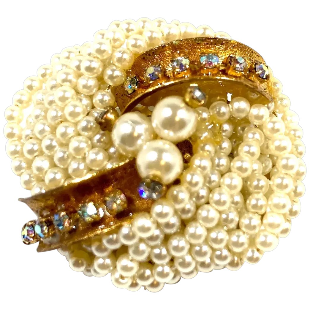 Goldtone Metal Imitation Pearls with Clear Aurora Rhinestone Accents Brooch
#rubylane #vintage #brooch #rhinestones #vintagejewelry #giftideas #jewelryaddict #vintagebeginshere #fashionista #diva #glam
rubylane.com/item/136230-E1…