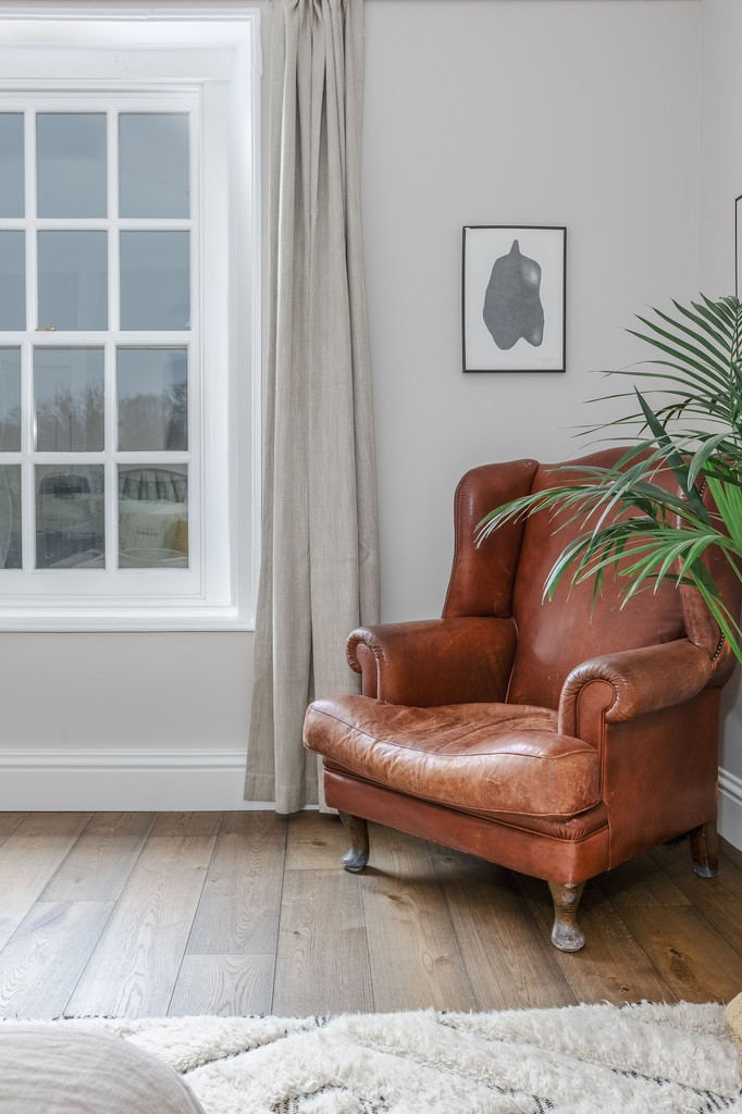 Looking for a wood floor that is hand-finished in the UK? Check out our Heritage collection! 🌳

This collection embodies English woodlands, with natural oils and rustic characteristics, perfect for a warm and inviting countryside design.

Free Samples 👉 l8r.it/x1N6