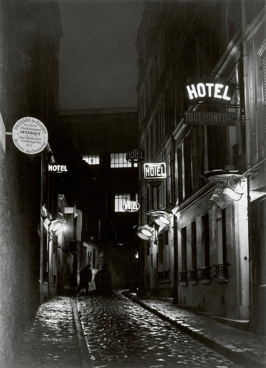 Brassaï. Passage Clichy 1930-32.