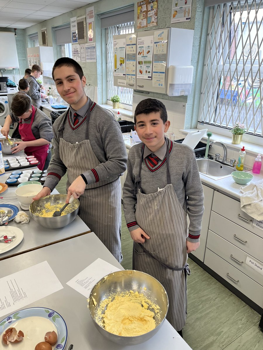 MsRossHomeEc's tweet photo. Our 2nd year students throughly enjoyed their cupcake workshop with Graham @thecupcakebloke 🧁 From baking to decorating, as part of our @jcspie Celebrity Chef initiative and our @artscouncil_ie #CreativeSchools initiative ✨🎨  Well done lads 👏🏼 @thebrunnerD7 https://t.co/2m7d8B2r3M
