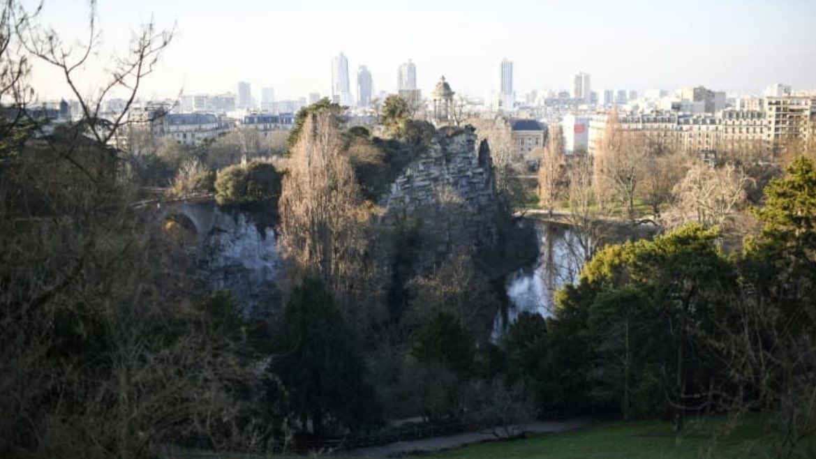 🔴 FLASH - #Paris : Un corps a été retrouvé ce lundi au parc des #ButtesChaumont, dans le 19e arrondissement. 👉 Il était en état de #décomposition avancée, dans un local technique. Une enquête a été ouverte. (Europe 1) #Paris19