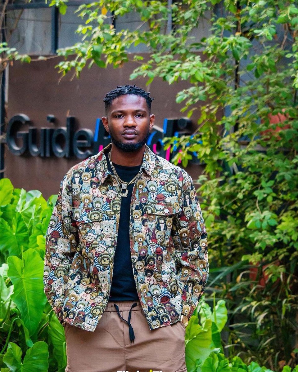 Oghenerie_jnr's tweet image. "Rapping like you wanna c*m n***a get on your legs and beg maybe we could give a f**k. Your Career is like a Cemetery with some de*d label members that are buried but you're thinking that you're Drizyy 'cause OBO is looking like HOE B HOE"

         - Lyrical Joe drags Dremo &amp;amp;…