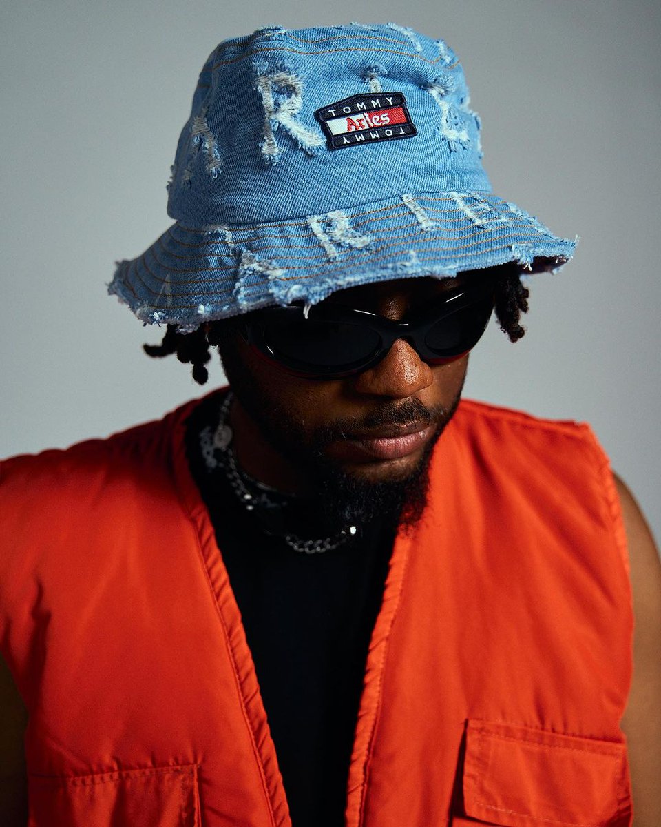 Oghenerie_jnr's tweet image. "Rapping like you wanna c*m n***a get on your legs and beg maybe we could give a f**k. Your Career is like a Cemetery with some de*d label members that are buried but you're thinking that you're Drizyy 'cause OBO is looking like HOE B HOE"

         - Lyrical Joe drags Dremo &amp;amp;…