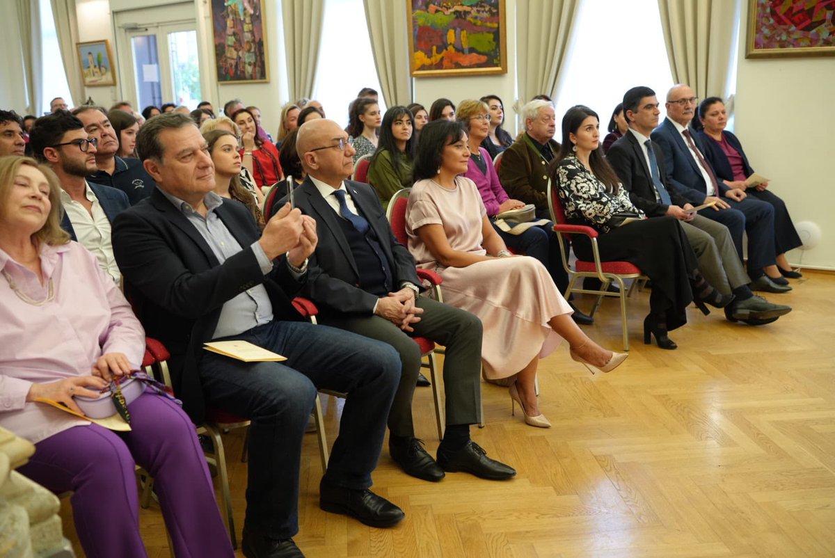 OzanCeyhun's tweet photo. Viyana’daki Azerbaycan Kültür Merkezi’nin kuruluşunun 11. yılı vesilesiyle düzenlenen resepsiyona iştirak ederek, tebriklerimizi ilettim.

Nazik davetleri için dost ve kardeş Azerbaycan’ın Viyana’daki Kültür Merkezi’nin Direktörü Leyla Gasimova’ya teşekkür ederim. 🇹🇷🇦🇿
@AzCulture_AT