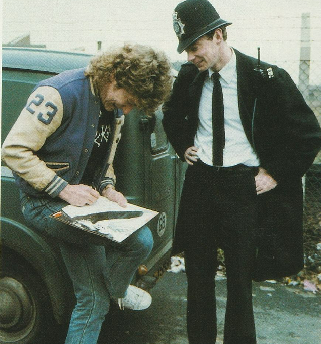 crockpics's tweet photo. Robert Plant signing the first Zeppelin album for a policeman in the early 1980's . https://t.co/4PZMLZQhs7