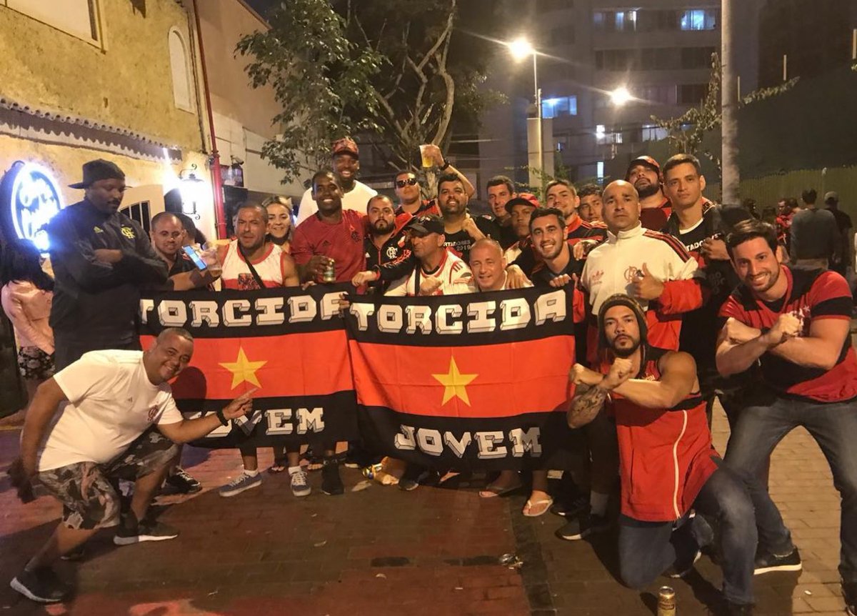 Em 2019 aconteceu um encontro Histórico (de gerações dos anos 80- 2019) da Torcida Jovem do Flamengo, pelas ruas de Lima. #Nostálgico Obs: tínhamos vários integrantes dessa história espalhados pela cidade! Tudo Dominado!!! #PapoArquibaDeConcreto
