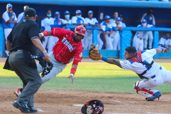 Campanioni, medidas y destacados en Serie Nacional de #Beisbol Cerrado finalmente el tema del cambio de nombre del árbitro Ricardo Campanioni en subserie Pinar del Río vs. Matanzas. #Cuba #BeisbolCubano #63SNB jit.cu/NewsDetails.as…