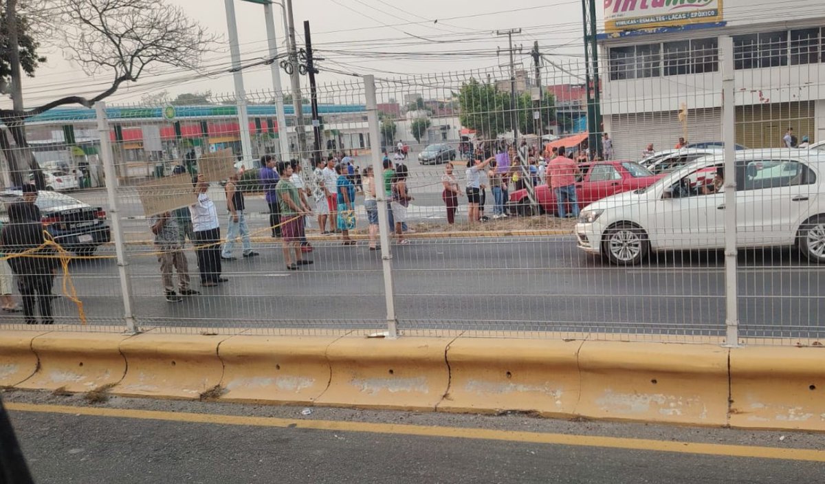 #ReporteTH 🔴| Se registra bloqueo sobre Ruiz Cortines a la altura de la colonia Casa Blanca por los apagones registrados.
tabascohoy.com