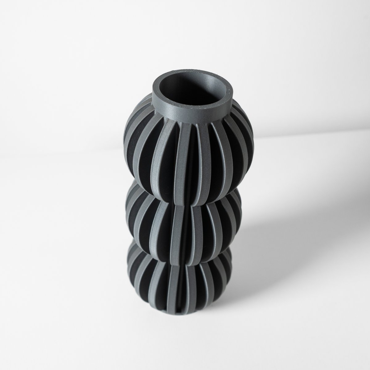 The Alura Vase, 3D Printed by Terra de Verdant. Free STL download and commercial license available at @Thangs3D: than.gs/m/1061584 Explore our profile on Thangs for a wide range of home decor items including planters, vases, pen holders, and more!