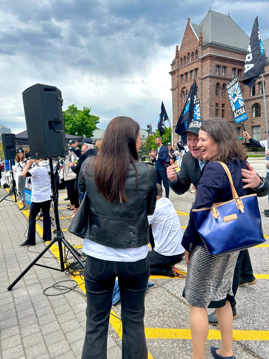 Great to attend the @ACTRAToronto rally at Queen’s Park this afternoon in support of their members who have been locked out for the last 2 years. Shout out to my friend @PaulConstable for infusing his humour to raise awareness for this crucial issue. #SupportTheArts #OnPoli