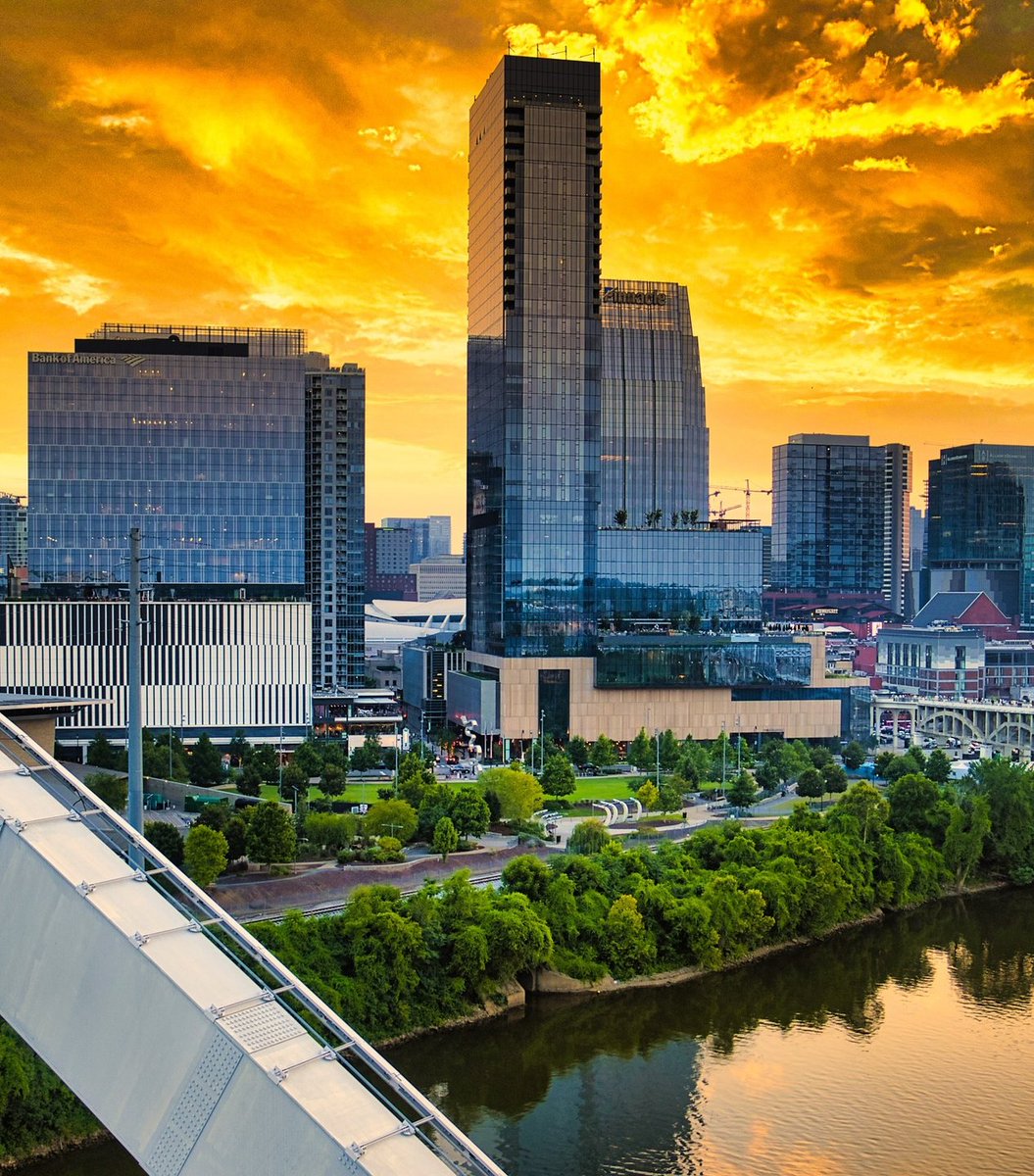 If you ask us, we'll say the sun hits Music City just right at sunset. 🌇 📸: @ nashvilledrone