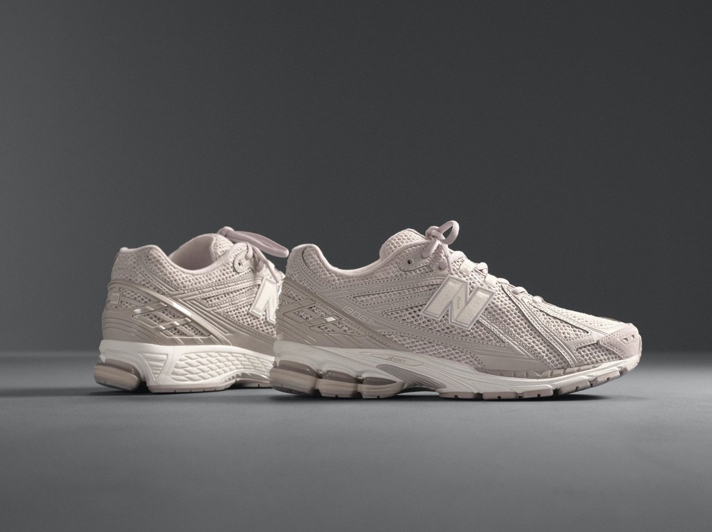 Merging one of the brand's iconic models with a timeless color scheme, the New Balance 1906R 'Grey Day' blends'Moonrock' and 'Sea Salt' hues for a balanced and sleek aesthetic. Available 5.17. Enter the draw: a-ma-maniere.runfair.com/en-GB/us