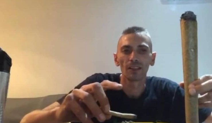 hablemos de este video...
el jambo se estaba fumando un porro de un tamañao comicamente grande
y para darse un descanso se fumo uno tamaño estandar