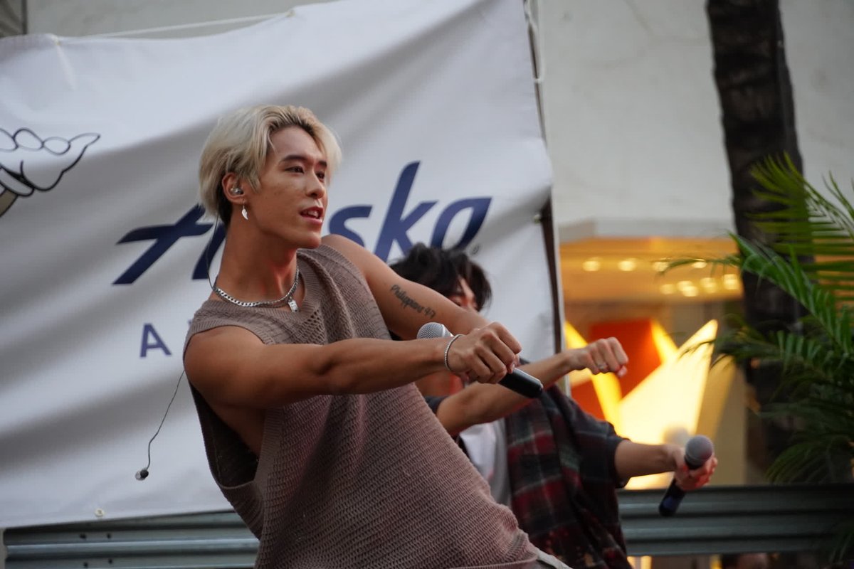 _mjdas_'s tweet photo. Performing at @waikikispamjam was one of the best experiences! 🎊 Mahalo for everyone who came out  🥰⚡

#CROSSINGRAIN #XR #クロッシングレイン #THUNDER #xrmonarch #xrjorden #xrdevin #xrasher #xrshotaro #Hawaii #live #liveperformance #concert #performance #festival https://t.co/NLUVWfJdRY