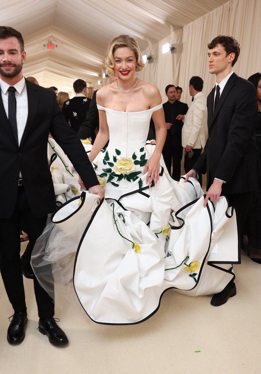 © #ETonightRP ⟩ 𝗟𝗔𝗧𝗘𝗦𝗧 𝗡𝗘𝗪𝗦 ⟩ 𝗖𝗘𝗟𝗘𝗕𝗥𝗜𝗧𝗜𝗘𝗦 ⟩ #TheMetGalaRP , #MetGala2024RP

Nefertary Aksoy (<a href="/NefertaryDyath/">Nefy 🏹</a>) reveals that it took 70 people 5,000 hours to sew 2.8 million beads onto her Thom Browne gown