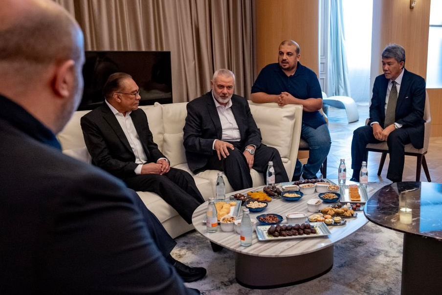 Di sela-sela jadual lawatan rasmi yang padat di Qatar, saya mengambil kesempatan bertemu delegasi Hamas yang diketuai pimpinan utamanya, Ismail Haniyeh seraya diapit oleh mantan pengerusi Khaled Mashal. Selain menzahirkan ucapan takziah atas pemergian ahli keluarga Ismail yang…