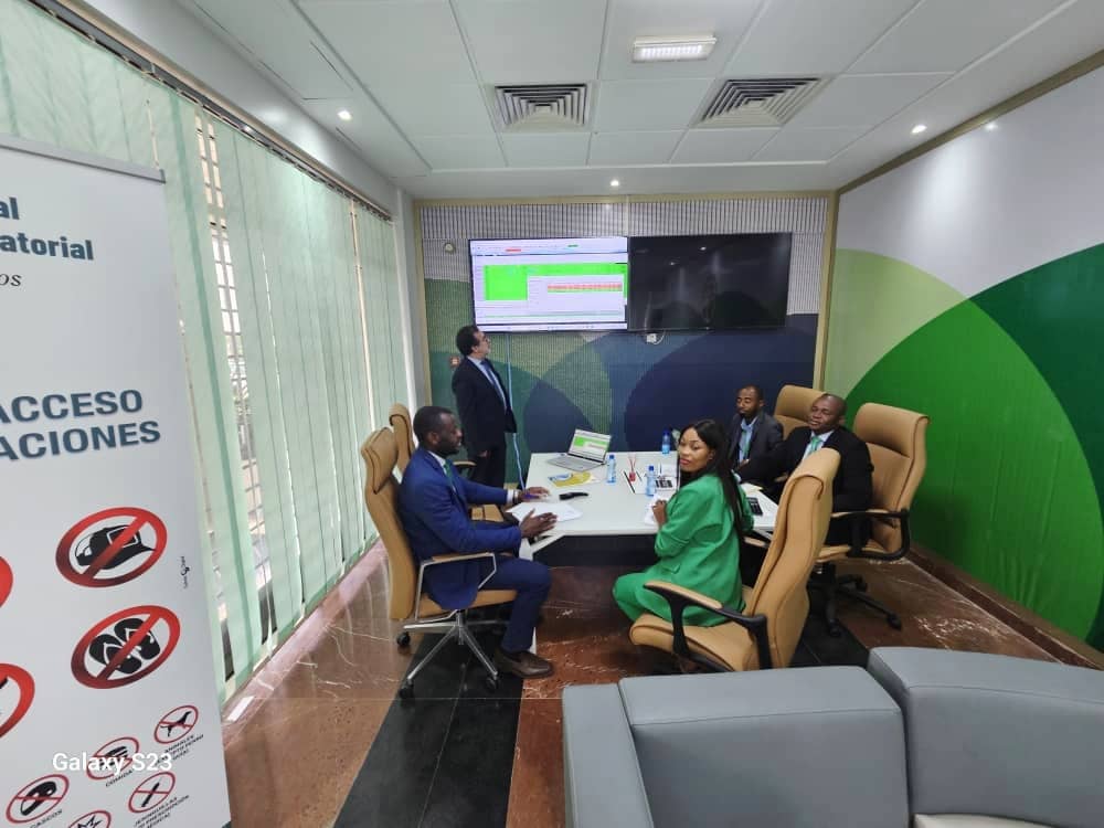 BangeSv's tweet photo. Profesionales de @BangeSv reciben formación sobre técnicas bursátiles y mejora en la utilización de la herramienta del Puesto de Acceso al Mercado (PAM-Client).

@BVMAC3 @cosumaf @com_cemac @AhoraEg @Revista_REG @ErnestoEsimi @GuineaMarket @EcoMatin_CMR @BangeBSchool @julio_nfono https://t.co/PV1PSNQvrg