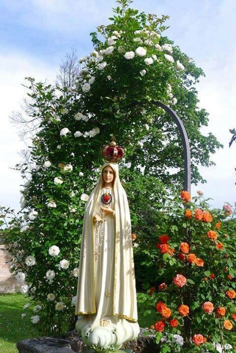 @Pontifex Amen.Holy Father Francis.Mother of the Lord Virgin Mary Queen of the Rosary Show us the strength of your coat protector. Out of your arms will come hope and #Peace that we need so much.🙏🏻🌹✝️❤️📿 (Pope Francis)