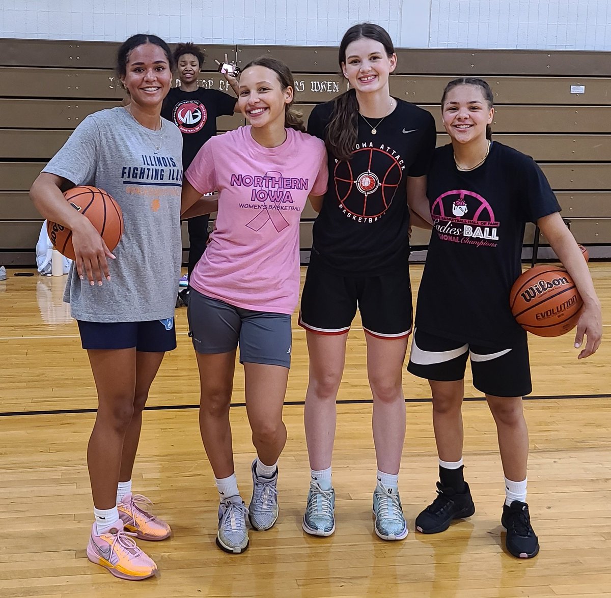 Great group today! Alot of offers in this pic! Some of the best Pg's & Shooters in Iowa & Illinois! Coaches Tap in with @Paityn_23 @AlyviaMccorkle @averie_lower @Jossyj22 @BourrageDivine 📈