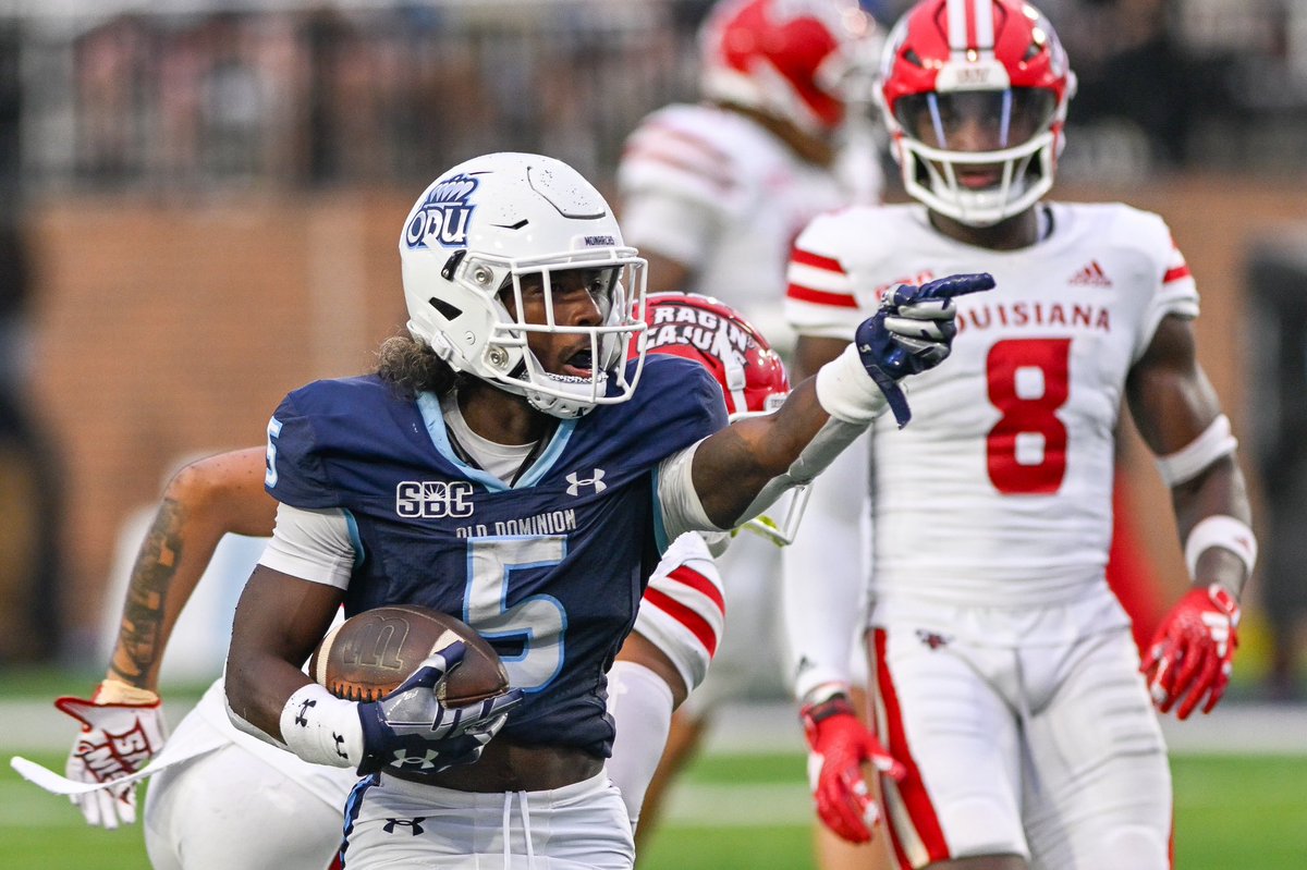 c_jackson3's tweet photo. I am extremely blessed to receive my third offer from ODU thank you @Coach_TLucas #ReignOn #ODU q @RivalsFriedman @BrianDohn247 @on3 @NCAAFNation247 https://t.co/kLH0lTERfK