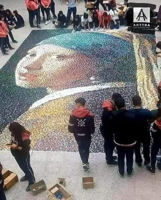 Gran trabajo hicieron estos chicos estudiantes de Arte: Estudiantes de arte del Instituto Nuestra Señora de Lourdes de Grand Bourg, (Buenos Aires, Argentina), replicaron “La niña de la perla” sólo con tapas de botellas de plástico . Artra: Artist Management Agency.