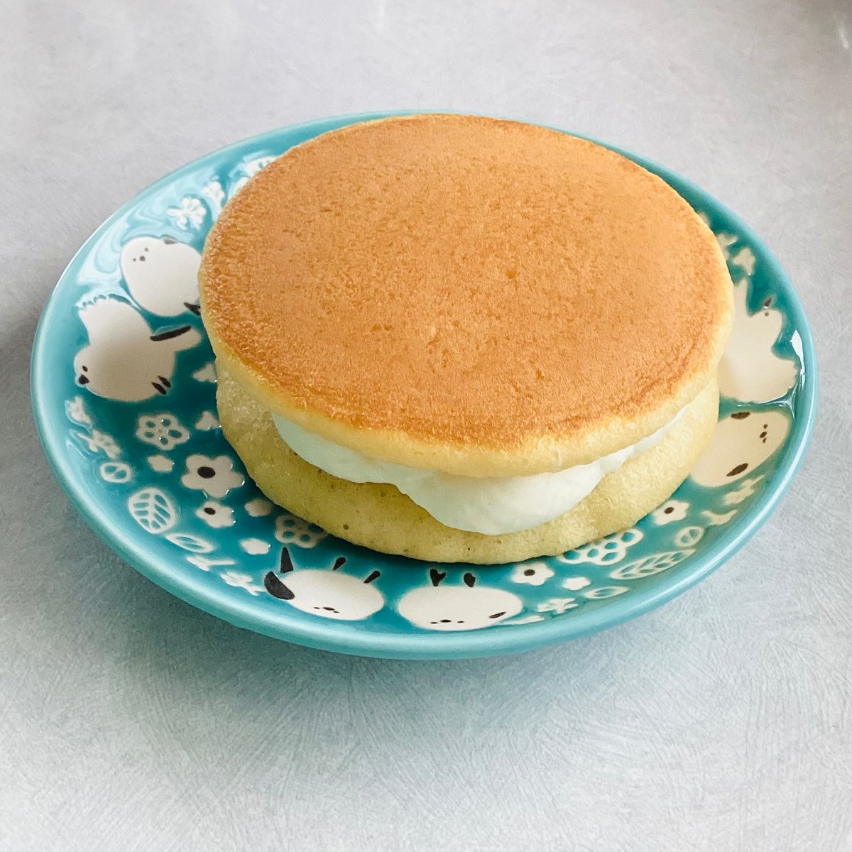 ずっと食べたかったフランス産クリームチーズパンケーキ🥞
ふわふわ食感でクリームチーズとマッチして美味しかった😋
これが100円は安い！さすがシャトレーゼ😉👍✨