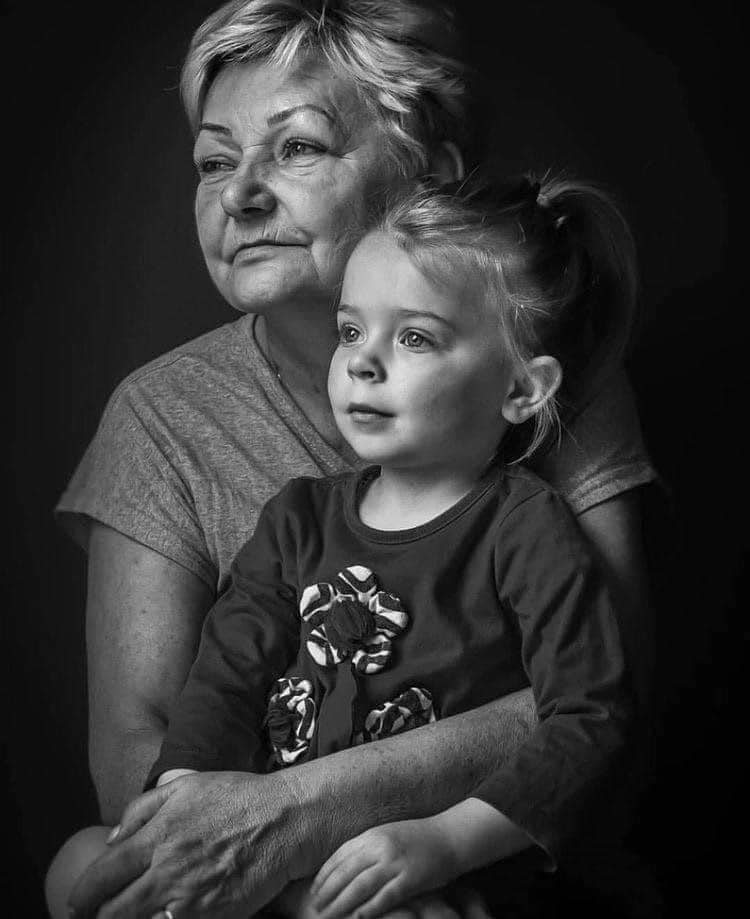 La casa de la abuela:
"Mamá, ¿puedo dormir en la casa de la abuela hoy?".
Escuché a un niño preguntar a su mamá.
Cuando pude voltear a ver al niño que me hizo volver al pasado con solo una frase, me quede pensando y viajé lejos con el recuerdo...y me pregunté:
¿Cuándo pasó el