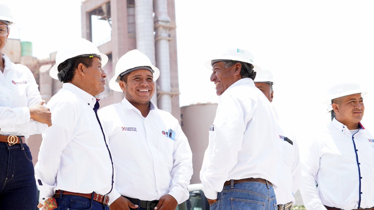 El día de hoy, en nuestra planta de Lagunas, Oaxaca, se hizo entrega de las nuevas ollas revolvedoras que transportarán la calidad de #ConcretosCruzAzul por todo el sureste de México. #NuestraRefundación