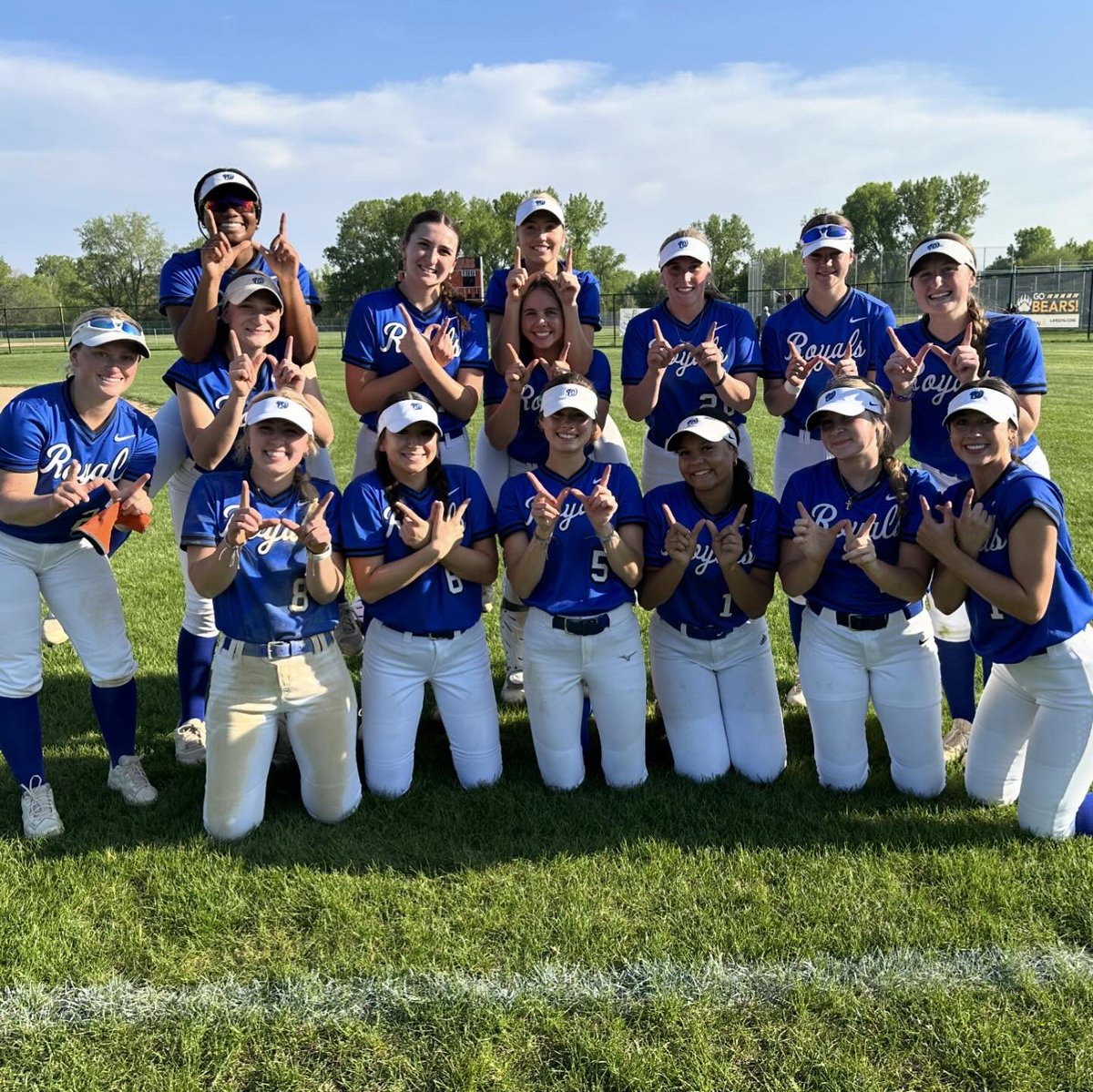 Woodbury Royals softball with a huge win over White Bear Lake tonight! A stolen base by pinch runner Kate Prow in extra innings pushes Woodbury up 1-0 over top-ranked WBL in a tight game. Pitching was 🔥 today! 

🥎 Royals 1
🥎 Bears 0
