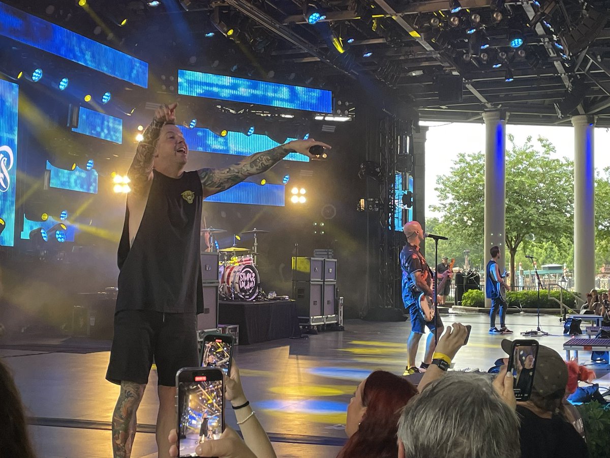 oTitxn's tweet image. Second row to @simpleplan was a whole vibe tonight 🔥🔥🔥.  Fumbled the bag by not singing I’m Just a Kid though…😞😭