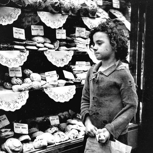 Criança que olha para a montra de padaria/pastelaria, em Whitechapel, Londres, nos anos 30.
E ainda querem convencer-nos que os europeus sempre foram privilegiados...!