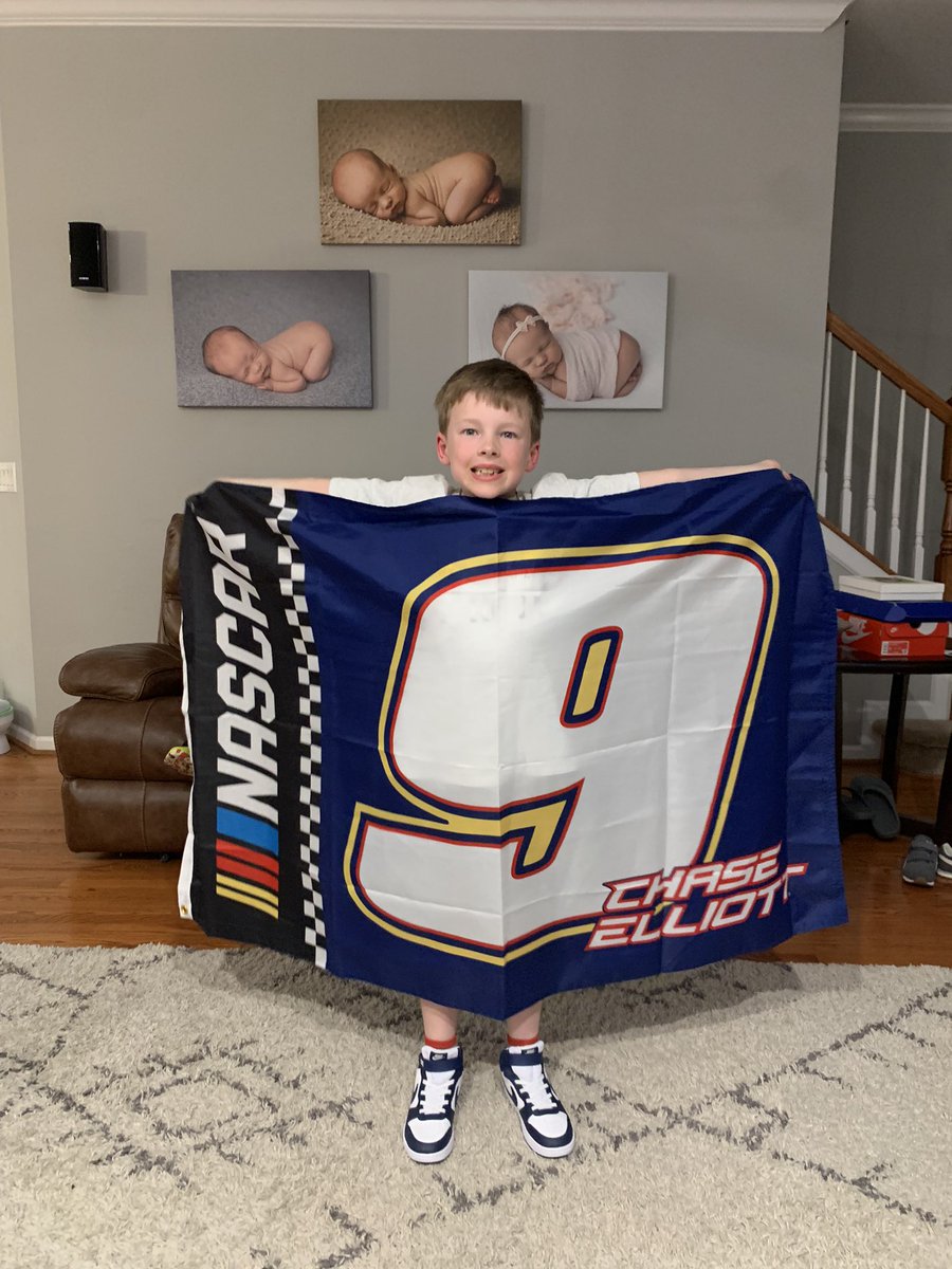 Will tune in for a little @leftturncult action here in a big, but right now we are celebrating this guys 9th birthday with his new 9 flag! 

@chaseelliott @TeamHendrick #Di9