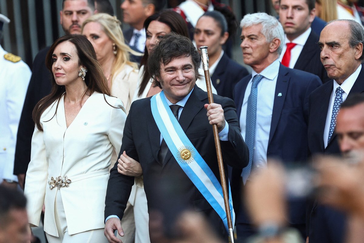 鉴于米莱总统修复阿根廷经济、加强金融稳定的努力取得迅速进展，国际货币基金组织意外决定向阿根廷提供8 亿美元的贷款。 阿根廷的情况终于开始好转