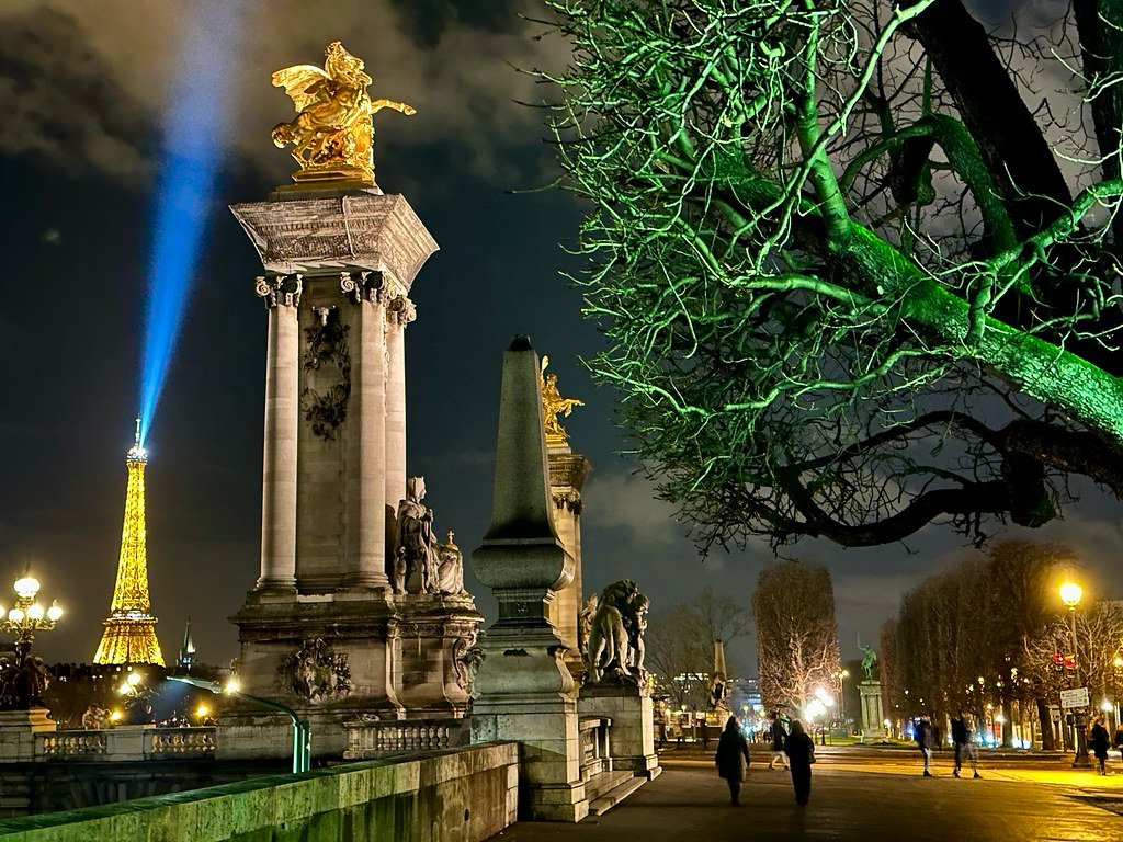 Puente Alejandro III y la Torre Eiffel, París flic.kr/p/2pxLpUT #ApuntesyViajes 🧳🌎 #París #ApuntesyViajesFrancia #ViajePorEuropa 🇫🇷🎠