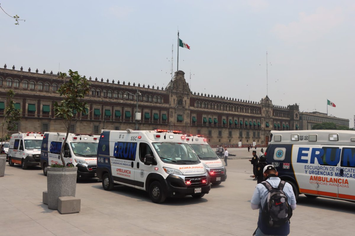 🔴👀 Al menos 25 policías de la #CDMX resultaron heridos luego de que estudiantes de la normal de #Ayotzinapa lanzaran petardos a la fachada de Palacio Nacional. 📷 Ignacio Huitzil