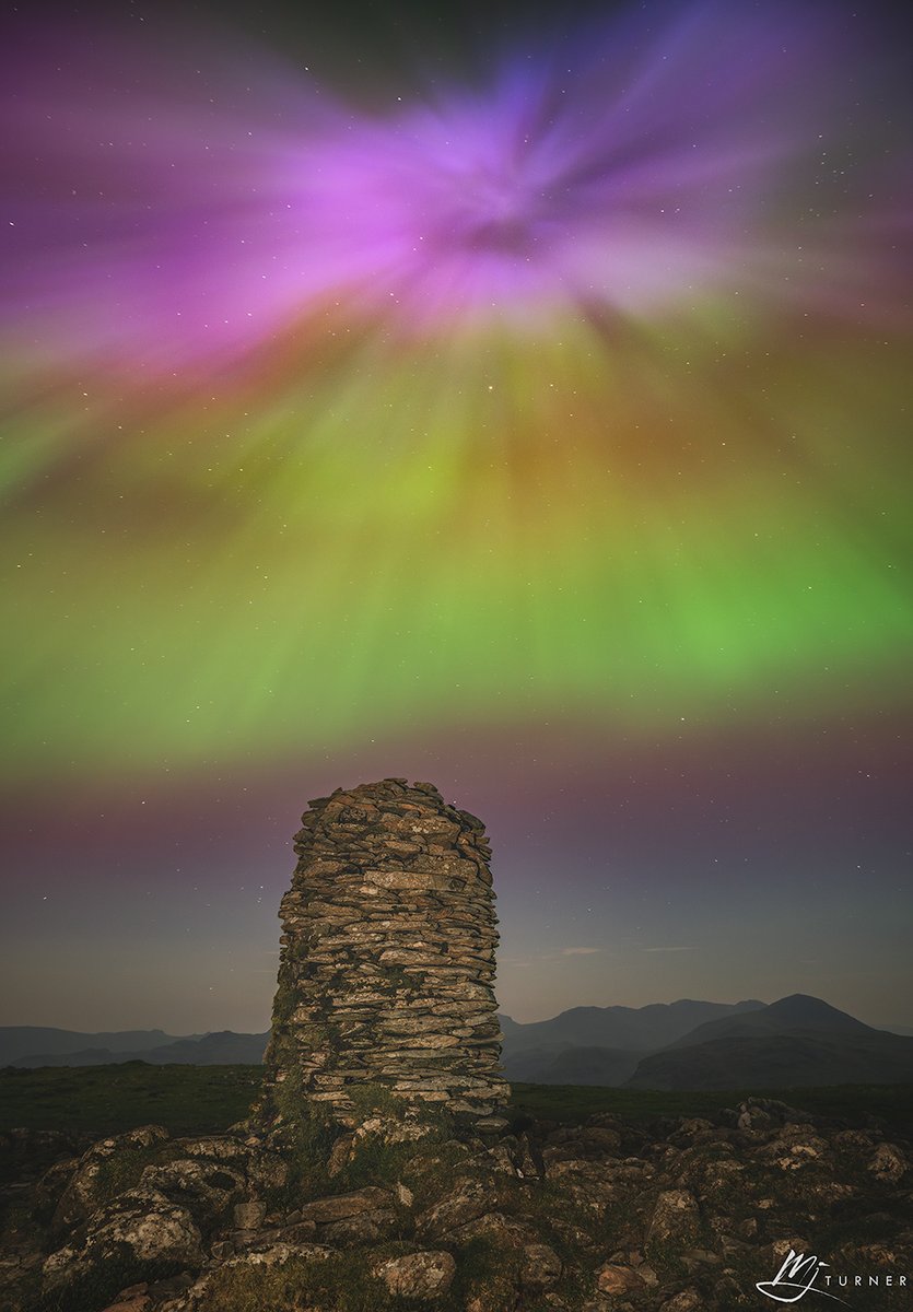 An aurora corona captured above Dale Head summit cairn, with the mountains of Great Gable & Scafell Pike beyond. #NorthernLights #AuroraBorealis #AuroraBorealisUK #LakeDistrict #Cumbria #ScafellPike #DaleHead