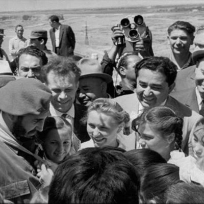 📷 #FidelCastro durante su visita a Leningrado, compartiendo con niños de la heroica ciudad, mayo de 1963 #ComandanteEnJefe #SoldadoDeIdeas