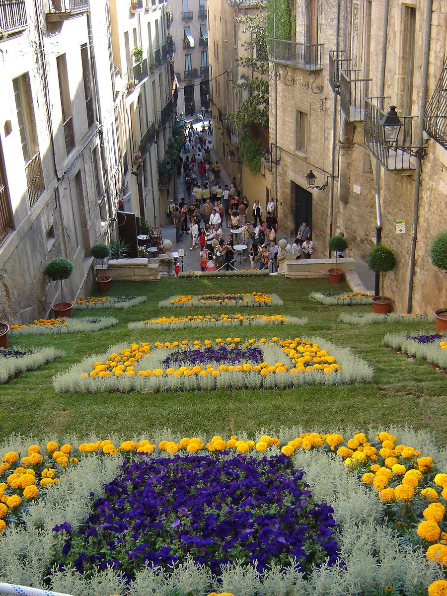 winteralar's tweet photo. En Girona cada mes de mayo celebran el Temps de Flors, una fiesta primaveral en la que LLENAN la ciudad de flores y plantas... hay que amar a los catalanes https://t.co/Ul5mhbkgsV