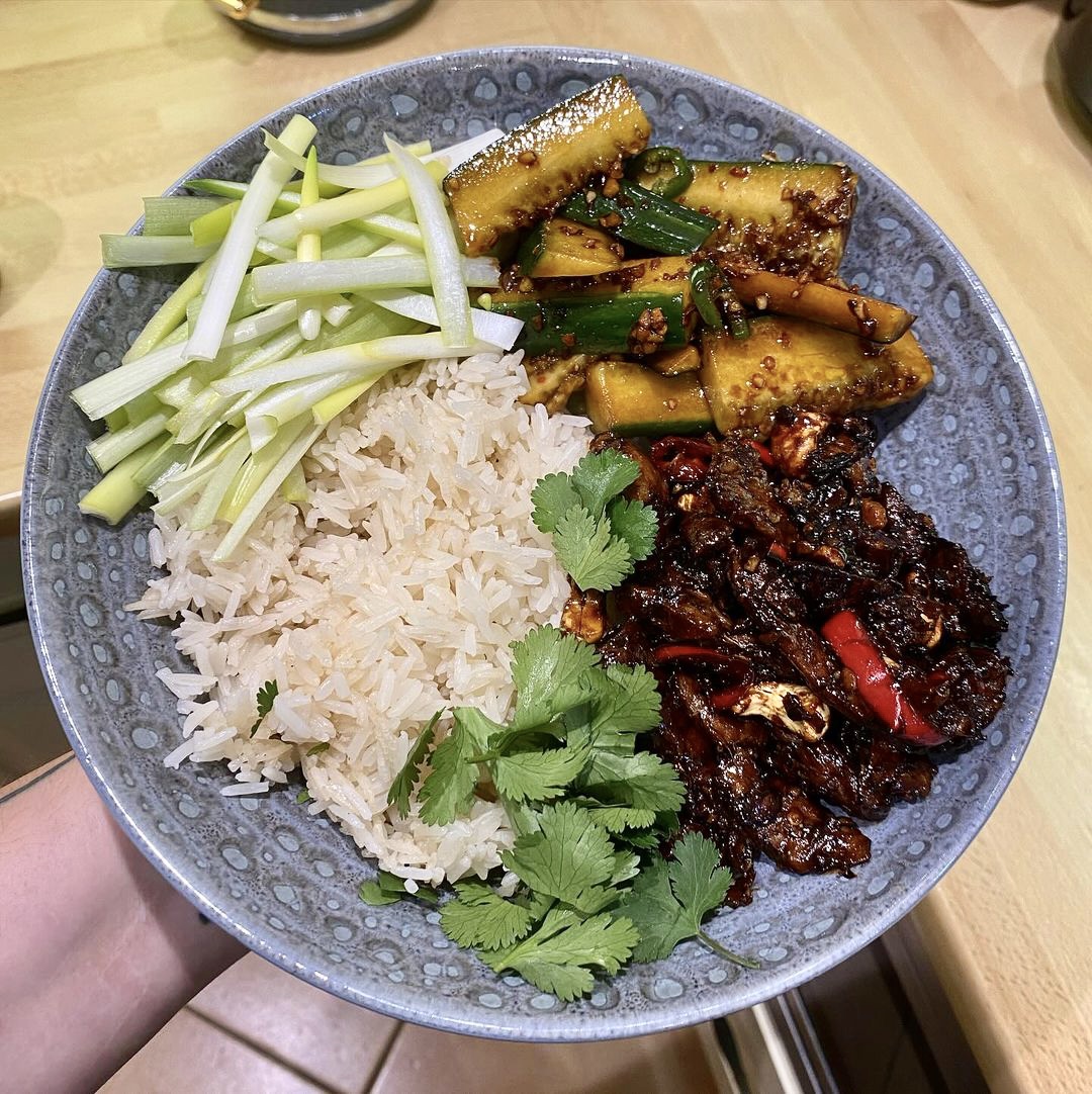 Hoisin No-Duck with cashews and spicy smashed cucumbers 🌶️ 🥒

Hats off to Meg (@veganlikemeg on Instagram!) for this masterpiece 👏👏

#veganduck #vegan #veganrecipe #vegetarian #vegetarianrecipe #meatalternative #meatfree #dopsu #dopsudinner #veggie