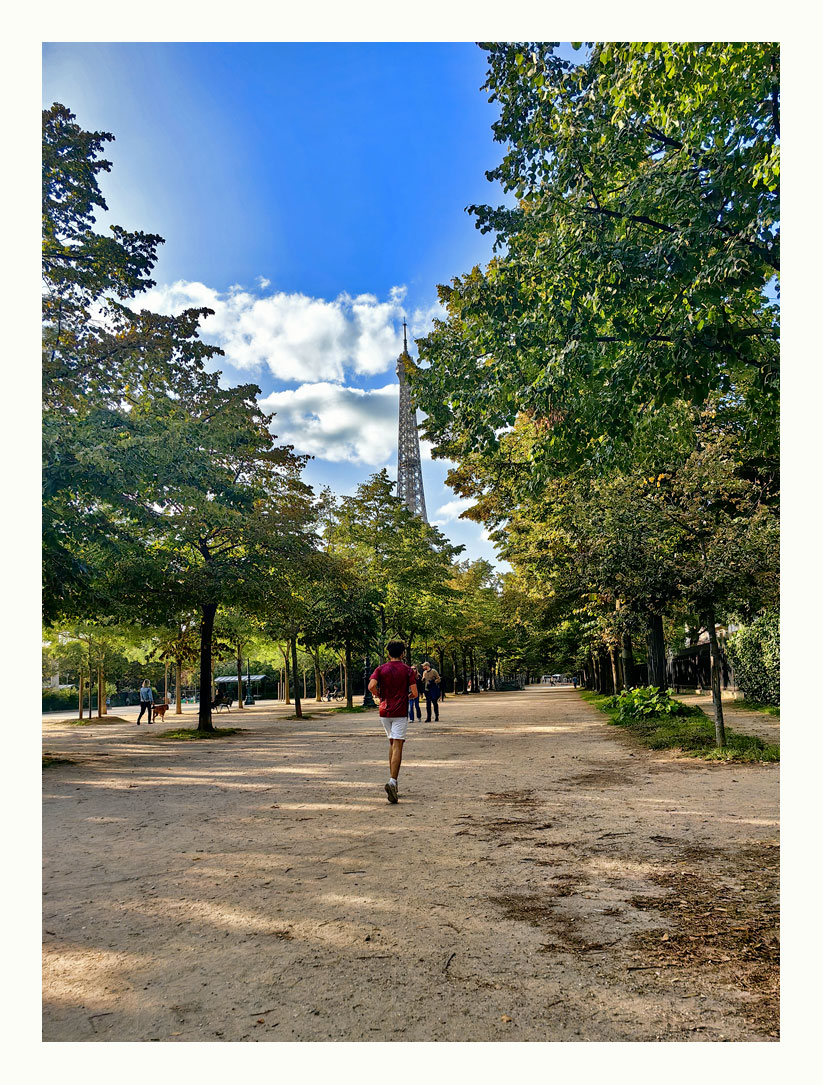 Le parc du Champ de Mars, #paris7, dans le quartier du Gros-Caillou, se trouve entre la tour Eiffel et l'École militaire. C’est l'un des plus grands espaces verts de la ville. C'est un site classé depuis 1956. ⤵️