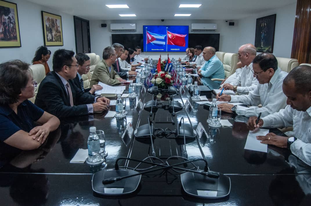 DrRobertoMOjeda's tweet photo. Intercambié con Chen Zhou, vicejefe del Dpto Intern del CCPCCh. Coincidimos en el excelente estado de los vínculos interpartidistas, como piedra angular para el desarrollo de las relaciones entre nuestros países y le agradecí el donativo de equipos informáticos para el PCC. https://t.co/gY6x1OEGFf