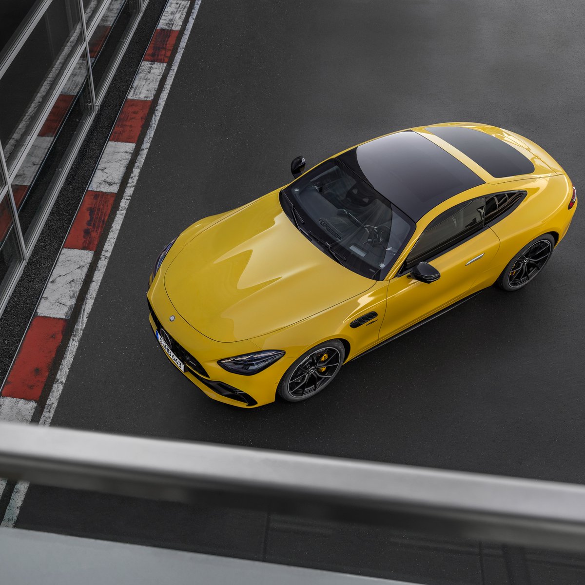 Do you know what #MercedesAMG uses to improve the aerodynamics of the #GT 43 Coupé? The active air control system AIRPANEL. More: mb.mb4.me/active-aerodyn… [Mercedes-AMG GT 43 | Energieverbrauch kombiniert: 10,3 l/100 km, CO₂-Emissionen kombiniert: 235 g/km, CO₂-Klasse: G]