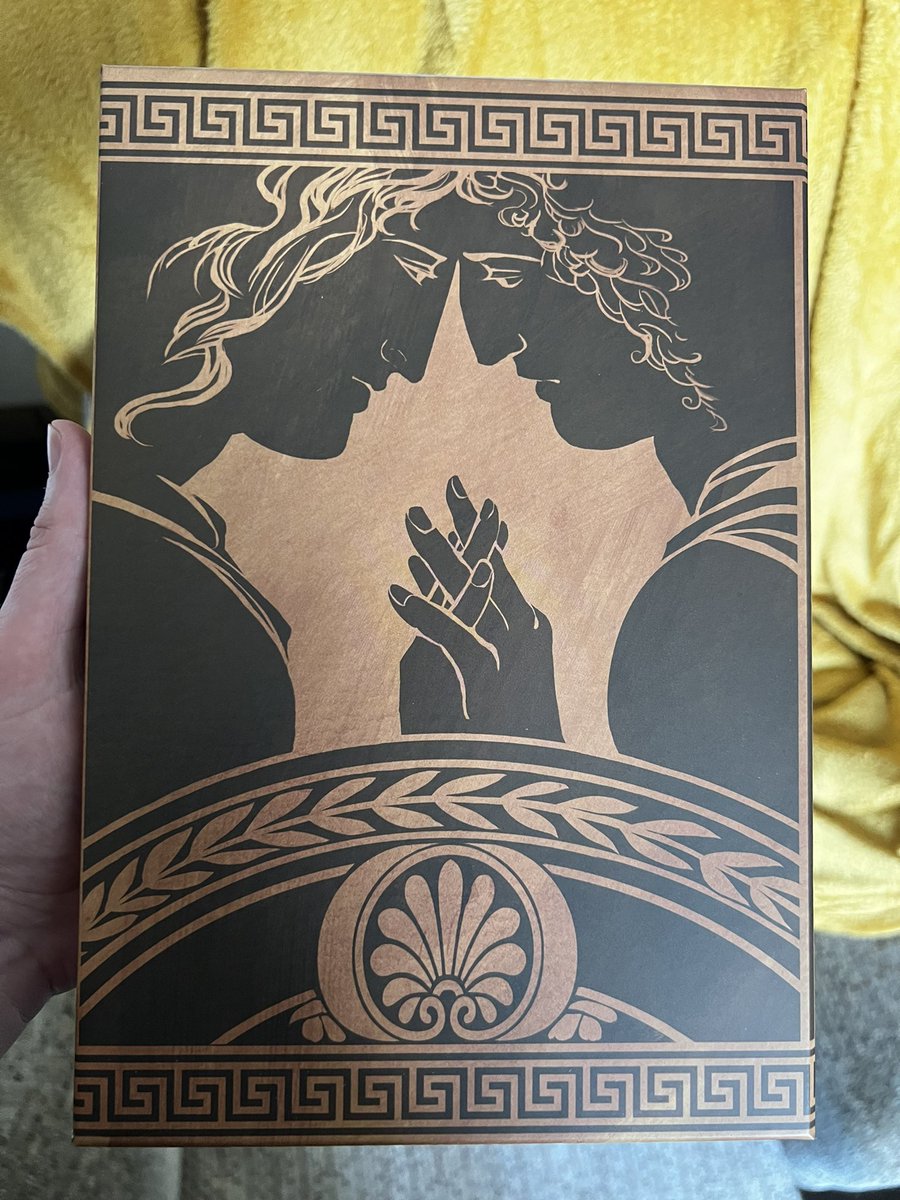 It’s here! My copy of the @foliosociety edition of @MillerMadeline’s ‘Song of Achilles,’ with new introduction by @EmilyRCWilson and gorgeous illustrations by @juliedillon. A fittingly beautiful production of one of my favourite books! ❤️‍🔥🏳️‍🌈