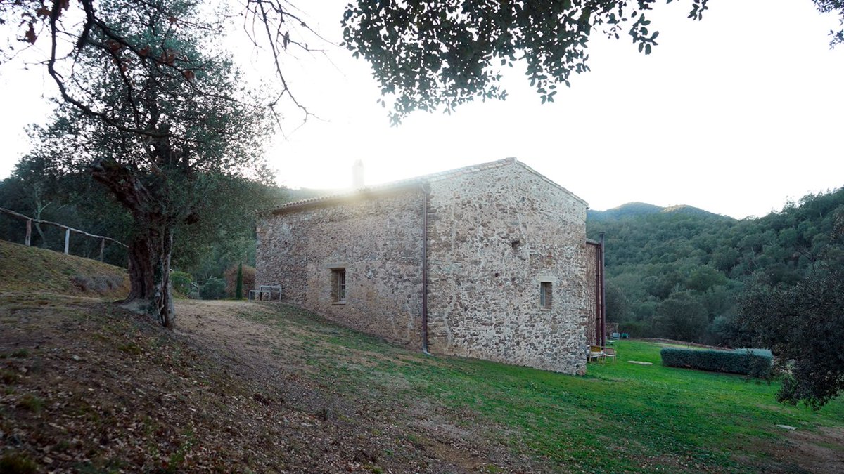 A Barcelona-based designer, Africa Lao moved to the country to simplify; she was lucky to find a crumbling 60m2 - 645sqft hayloft from the 1700s to restore, which became her minimal dream home with reveal furniture-rooms. Watch the video by @kirstendirksen faircompanies.com/videos/turns-s…