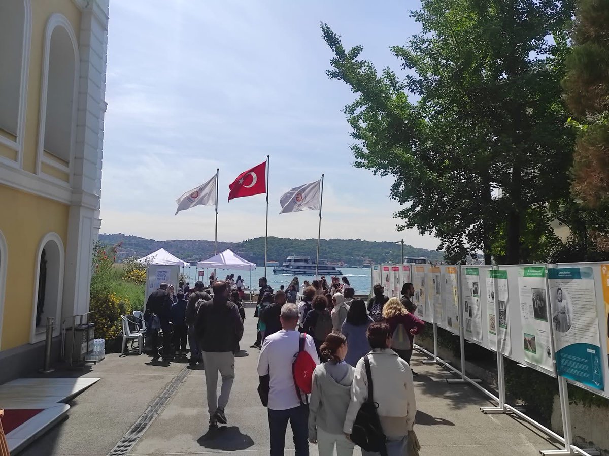 canozanoguz's tweet photo. Bu haftasonu binlerce matematiksever buluşup harika vakit geçirdik. 

Herkes gülüyordu, düşünüyordu, soru soruyordu, şaşırıyordu, tartışıyordu, itiraz ediyordu, beğeniyordu...

Matematik tam bir insan aktivitesi. Bu kadar güzel insanla çevrelenmiş olmak bana çok iyi geldi. https://t.co/9co1TSDamV