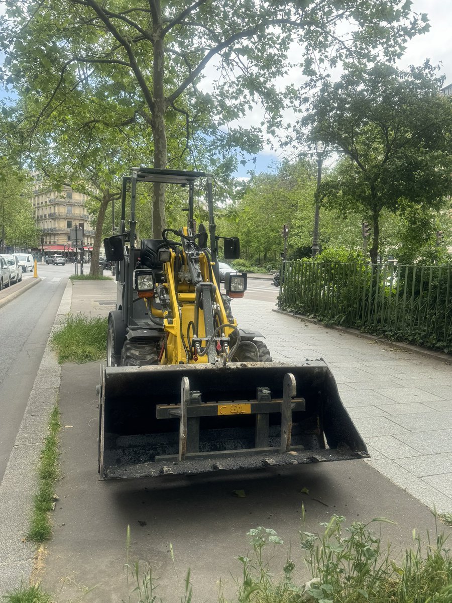 revienparis's tweet photo. Cette mairie #saccageparis est malhonnête … elle prétexte des travaux de remise en état de dallage sur la promenade Richard lenoir ( totalement inutiles) pour faire venir des pelleteuses en douce et retirer les grilles des squares Richard Lenoir … et ça avec notre argent https://t.co/VBiAUN3sEm