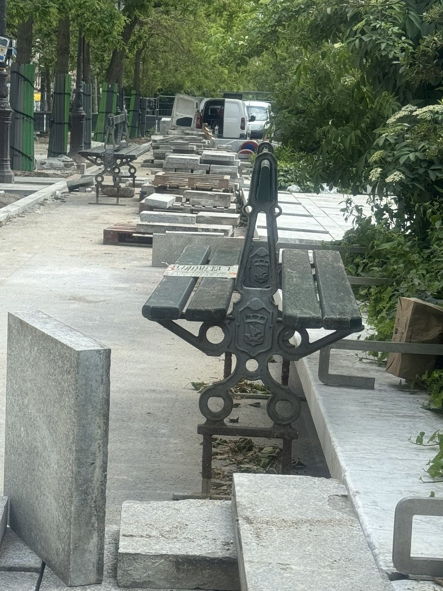 revienparis's tweet photo. Cette mairie #saccageparis est malhonnête … elle prétexte des travaux de remise en état de dallage sur la promenade Richard lenoir ( totalement inutiles) pour faire venir des pelleteuses en douce et retirer les grilles des squares Richard Lenoir … et ça avec notre argent https://t.co/VBiAUN3sEm