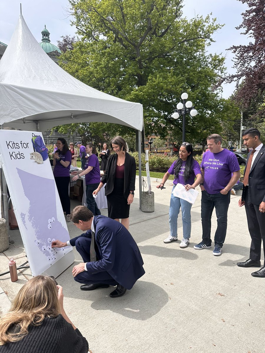 GraceALore's tweet image. Joined @Dave_Eby to pack some @TELUS kits for kids for TELUS days of giving. 

#givewherewelive
#mostgivingcompany